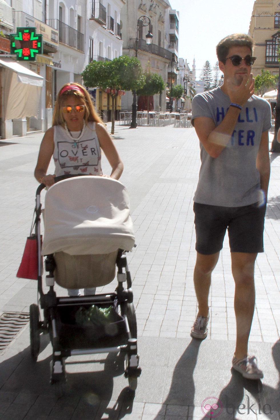 Chabelita Pantoja con su hijo Alberto y su amigo Alejandro en Sanlúcar de Barrameda