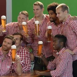 Xabi Alonso disfruta de una cerveza con sus compañeros del Bayern de Munich