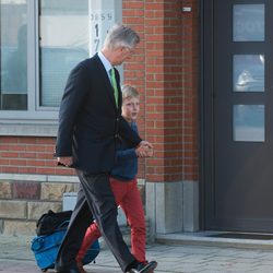 Felipe de Bélgica lleva al Príncipe Emmanuel a su primer día de colegio