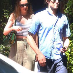 Leighton Meester y Adam Brody pasean su amor por Topanga