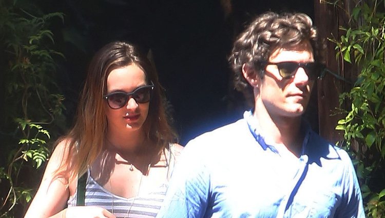 Leighton Meester y Adam Brody pasean su amor por Topanga