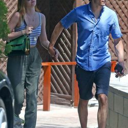 Leighton Meester y Adam Brody cogidos de la mano durante un paseo por Topanga