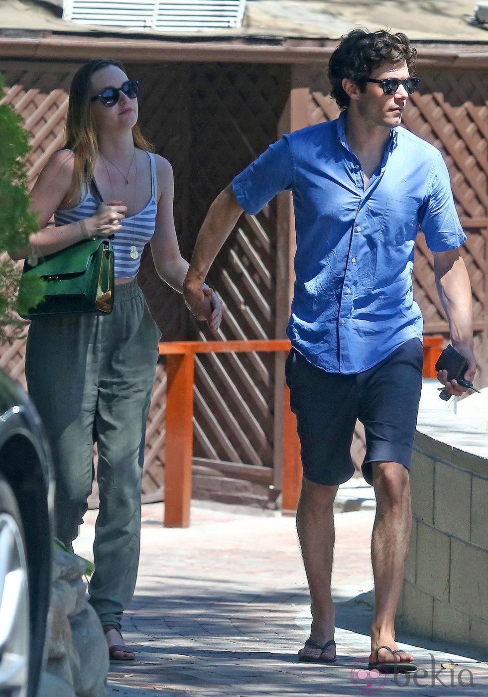 Leighton Meester y Adam Brody cogidos de la mano durante un paseo por Topanga