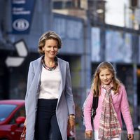 Matilde de Bélgica acompaña a la Princesa Isabel a su primer día de colegio