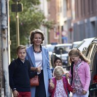 Matilde de Bélgica lleva a sus hijos Isabel, Gabriel y Leonor a su primer día de colegio