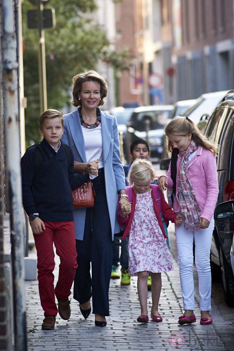 Matilde de Bélgica lleva a sus hijos Isabel, Gabriel y Leonor a su primer día de colegio