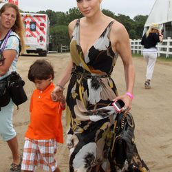 Jennifer Lopez con sus hijos Max y Emme dando un paseo