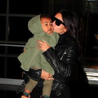 Kim Kardashian besa a su hija North West en Filadelfia