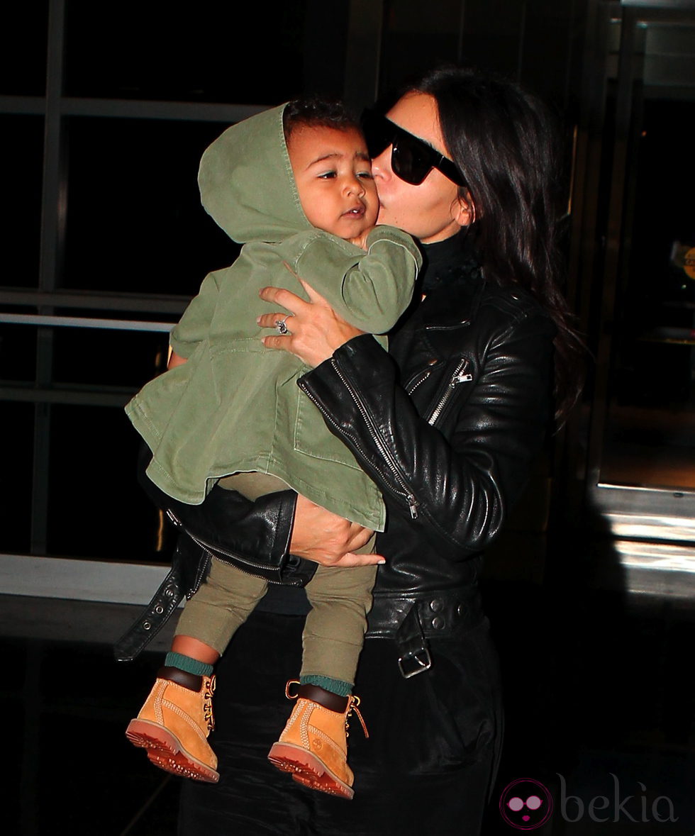 Kim Kardashian besa a su hija North West en Filadelfia