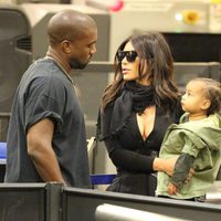 Kim Kardashian y Kanye West junto a su hija North West en un supermercado