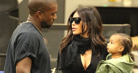 Kim Kardashian y Kanye West junto a su hija North West en un supermercado