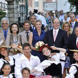 Los Príncipes de Mónaco posando con los asistentes al picnic anual de Monte-Carlo