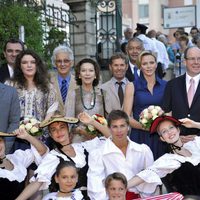 Los Príncipes de Mónaco posando con los asistentes al picnic anual de Monte-Carlo