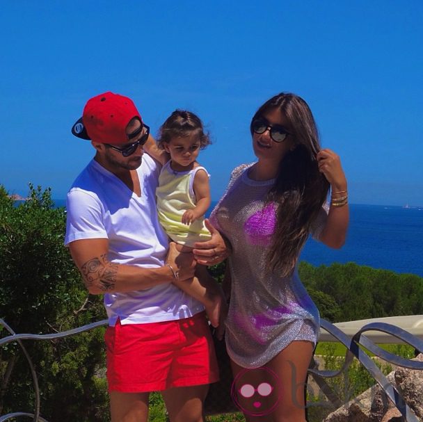 Daniella Semaan y Cesc Fàbregas con su hija Lia en Cerdeña