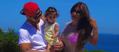 Daniella Semaan y Cesc Fàbregas con su hija Lia en Cerdeña