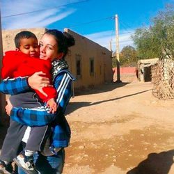 Sandra Blázquez muy cariñosa con un niño durante su voluntariado en Marruecos