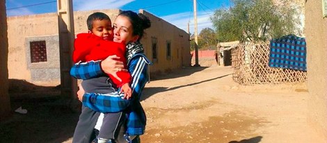 Sandra Blázquez muy cariñosa con un niño durante su voluntariado en Marruecos