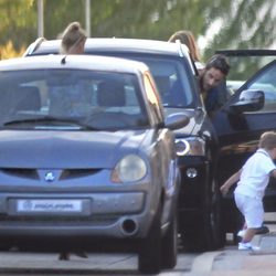 El hijo de Alba Carrillo corriendo junto a Feliciano López