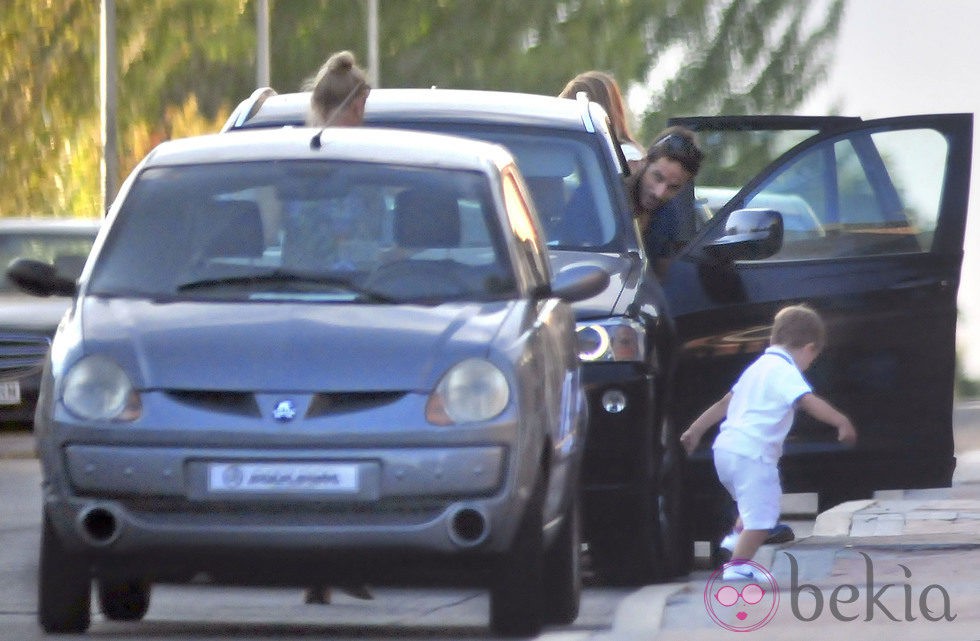 El hijo de Alba Carrillo corriendo junto a Feliciano López