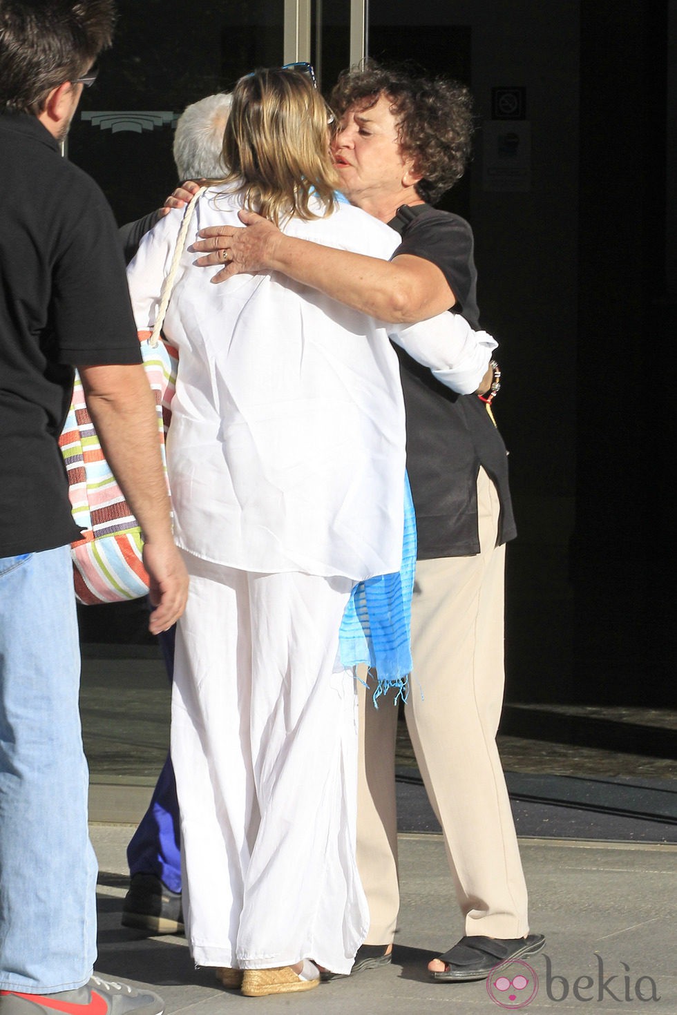 Natalia Dicenta recibe el pésame de María Fernanda D'Ocón en el funeral de Daniel Dicenta