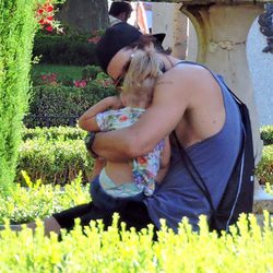 Sergio Mur, muy atento con su hija Vera en el parque