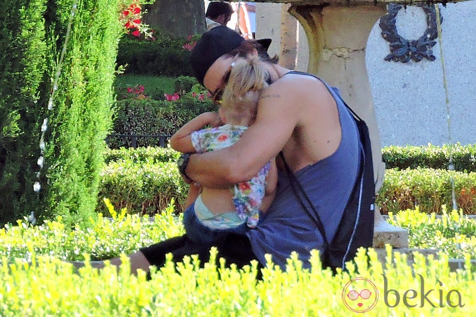 Sergio Mur, muy atento con su hija Vera en el parque