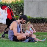 Sergio Mur descansa en un parque en Madrid junto a su hija Vera