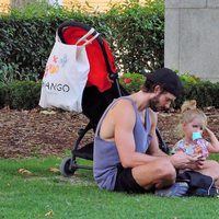 Sergio Mur descansa en un parque en Madrid junto a su hija Vera