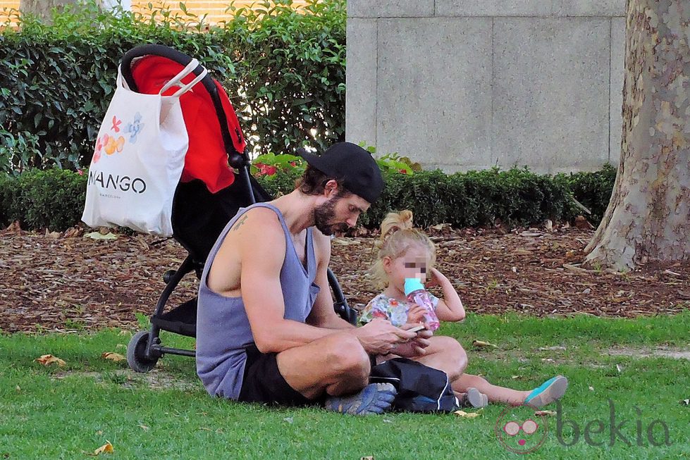 Sergio Mur descansa en un parque en Madrid junto a su hija Vera