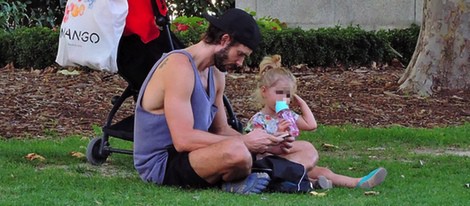 Sergio Mur descansa en un parque en Madrid junto a su hija Vera