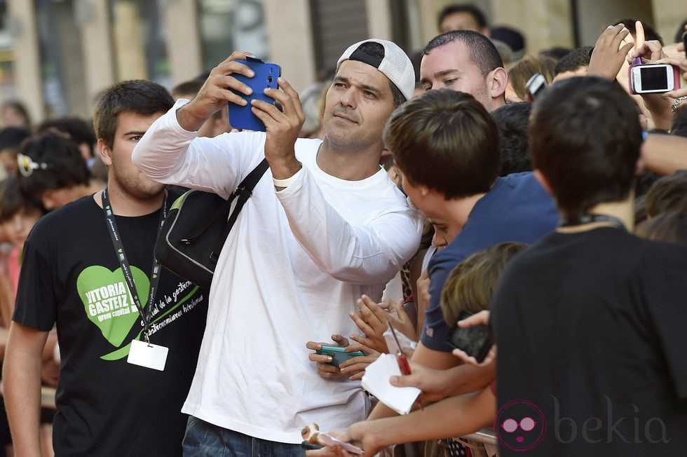 Frank Cuesta atendiendo a sus fans en el estreno de 'Wild Frank' en el FesTVal de Vitoria 2014