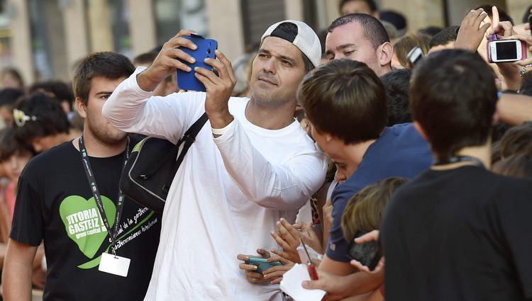 Frank Cuesta atendiendo a sus fans en el estreno de 'Wild Frank' en el FesTVal de Vitoria 2014