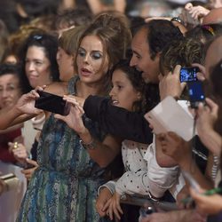 Miryam Gallego con los fans en el estreno de la sexta temporada de 'Águila Roja' en el FesTVal 2014