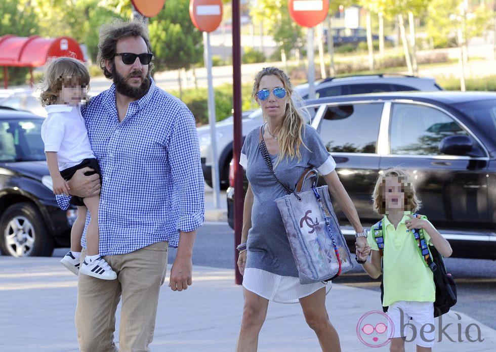 Borja Thyssen y Blanca Cuesta llevan a sus dos hijos al colegio 