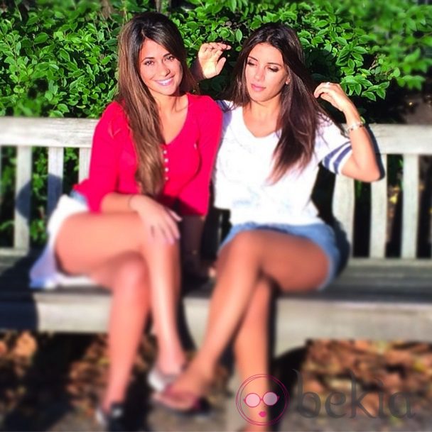 Antonella Roccuzzo y Daniella Semaan posan en Hyde Park tras su reencuentro en Londres