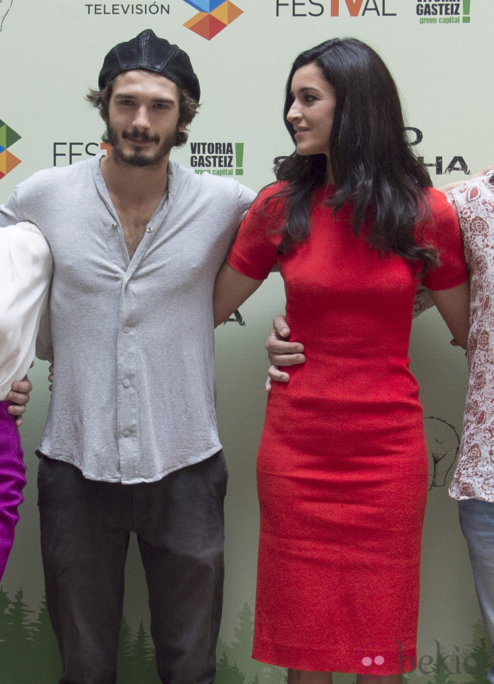 Blanca Romero mira a Yon González en la presentación de 'Bajo Sospecha' en el FesTVal de Vitoria 2014