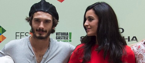 Blanca Romero mira a Yon González en la presentación de 'Bajo Sospecha' en el FesTVal de Vitoria 2014