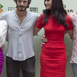 Blanca Romero mira a Yon González en la presentación de 'Bajo Sospecha' en el FesTVal de Vitoria 2014