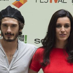 Yon González y Blanca Romero en la presentación de 'Bajo Sospecha' en el FesTVal de Vitoria 2014