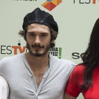 Yon González y Blanca Romero en la presentación de 'Bajo Sospecha' en el FesTVal de Vitoria 2014