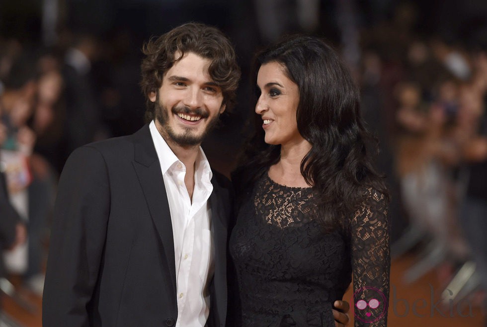 Blanca Romero mira a Yon González en el estreno de 'Bajo Sospecha' en el FesTVal de Vitoria 2014