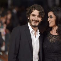 Blanca Romero mira a Yon González en el estreno de 'Bajo Sospecha' en el FesTVal de Vitoria 2014