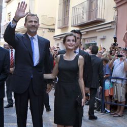 Los Reyes Felipe y Letizia saludan antes de visitar el Museo Picasso de Málaga