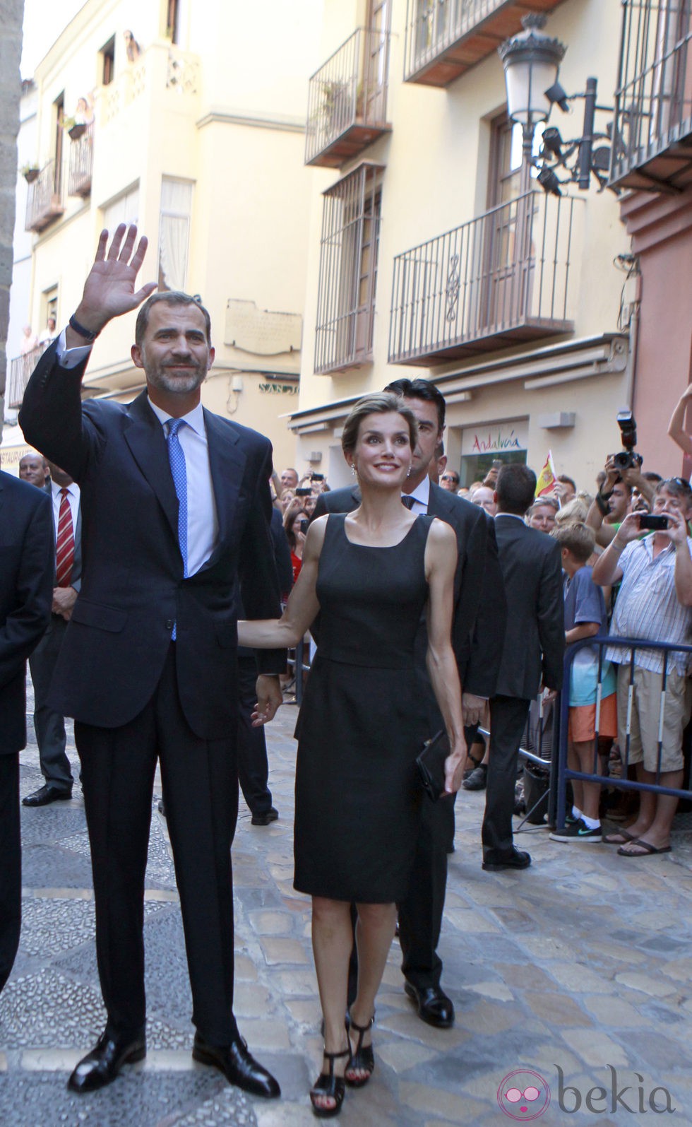 Los Reyes Felipe y Letizia saludan antes de visitar el Museo Picasso de Málaga