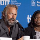 Kevin Costner y Octavia Spencer en la presentación de 'Black and White' en el Festival de Toronto 2014