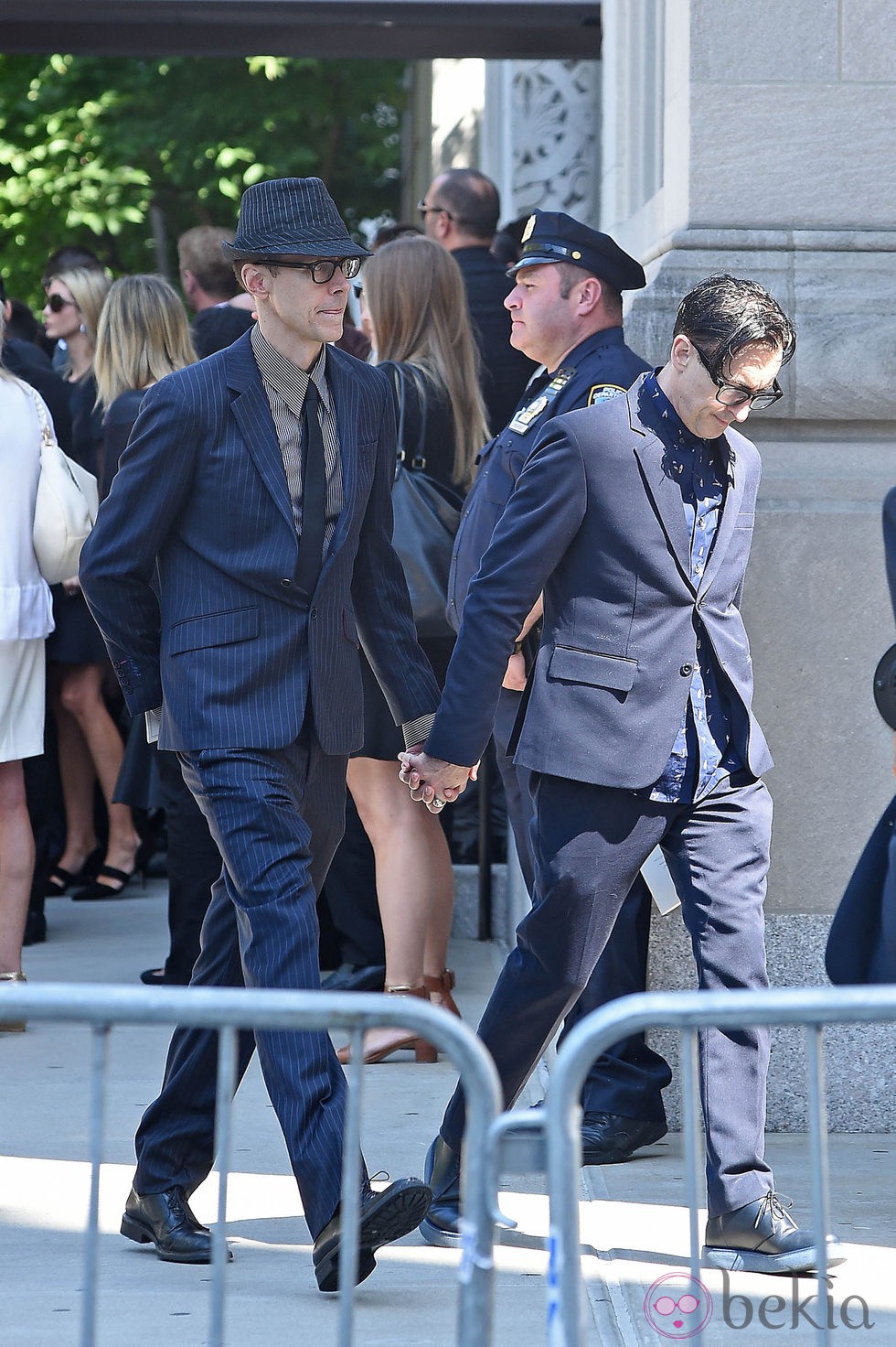 Alam Cumming y Grant Shaffer en el funeral de Joan Rivers