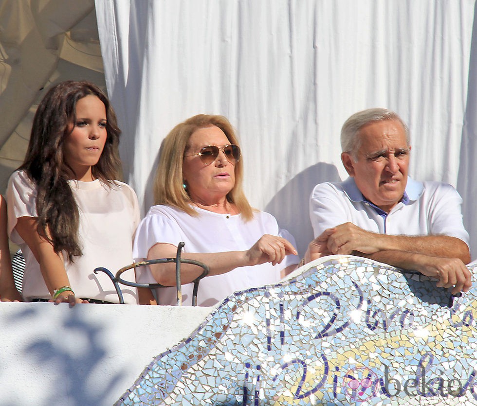 Gloria Camila con sus tíos Gloria y José Antonio en Chipiona en la procesión de la Virgen de Regla