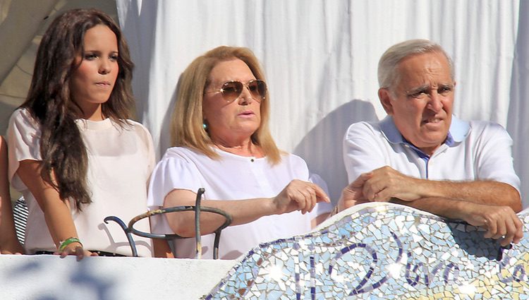 Gloria Camila con sus tíos Gloria y José Antonio en Chipiona en la procesión de la Virgen de Regla