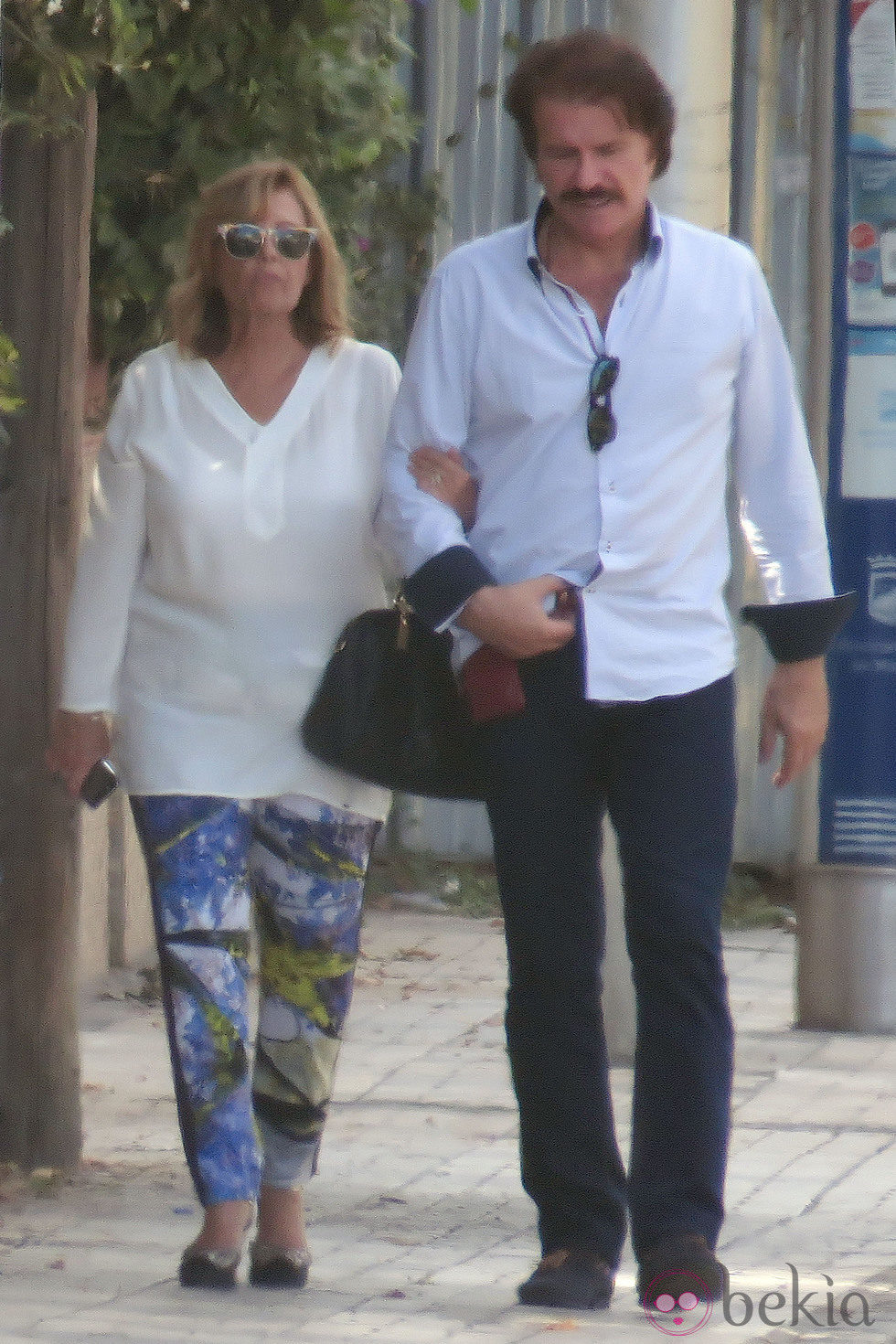 María Teresa Campos y Bigote Arrocet paseando por Málaga