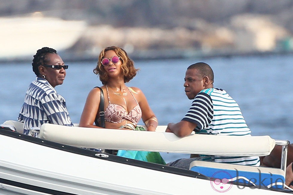 Beyoncé y Jay Z pasean en yate frente a la costa de Cannes